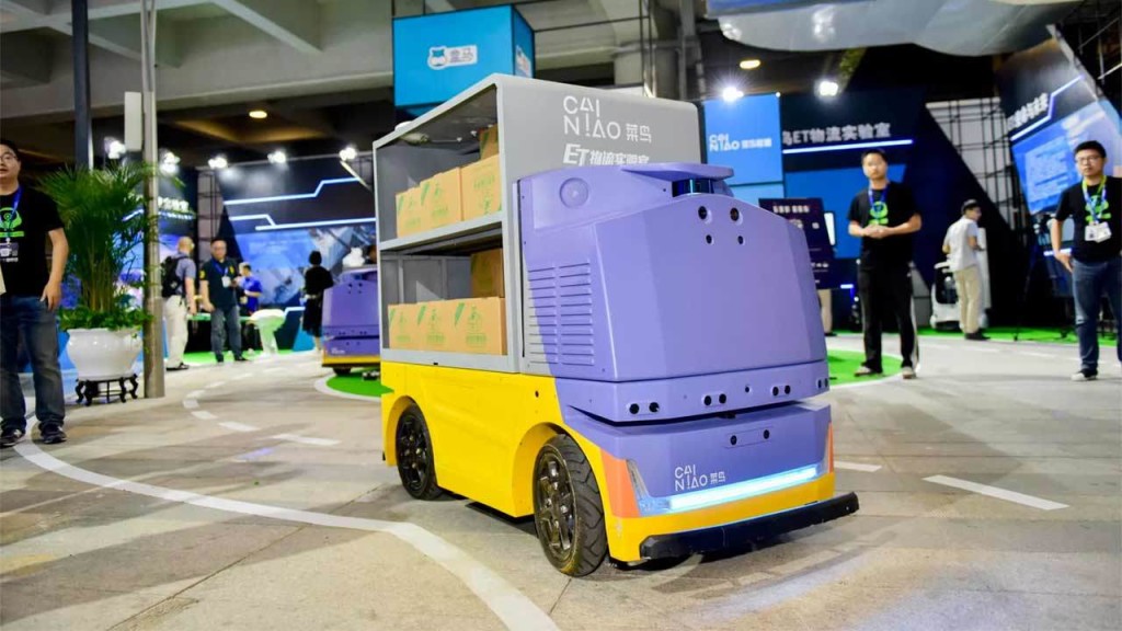 Alibaba тестирует робота-доставщика, который сам узнает заказчика в лицо