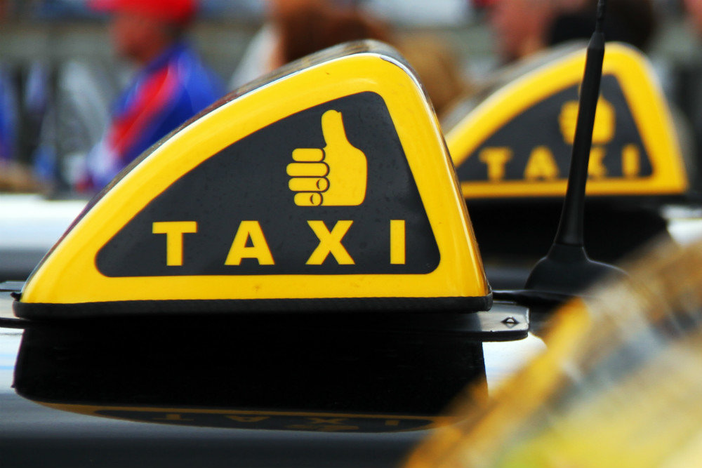 Агрегаторов такси хотят заставить платить зарплату водителям