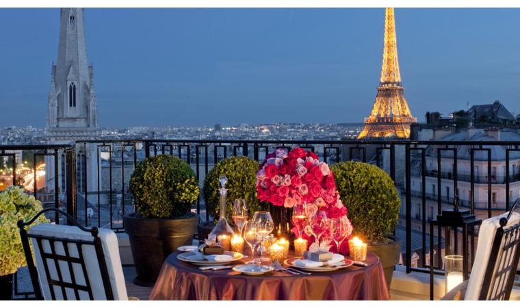 Delivery Club и Яндекс.Еда оплатят "целующимся курьерам" со знаменитого фото поездку в Париж