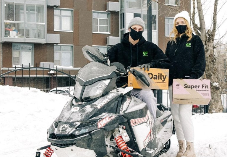В Москве освоили доставку еды на снегоходах