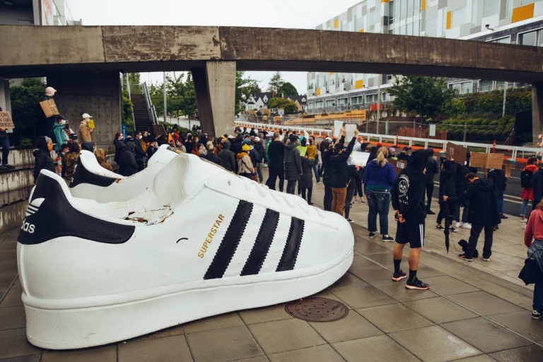 Adidas мечтает совсем избавиться от магазинов и посредников. И потратит на это миллиарды