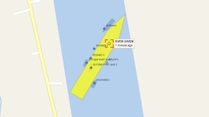 Контейнеровоз сел на мель поперек Суэцкого канала