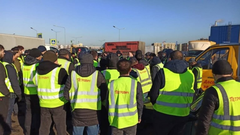 Водители "Петровича" провели забастовку из-за низких тарифов на доставку