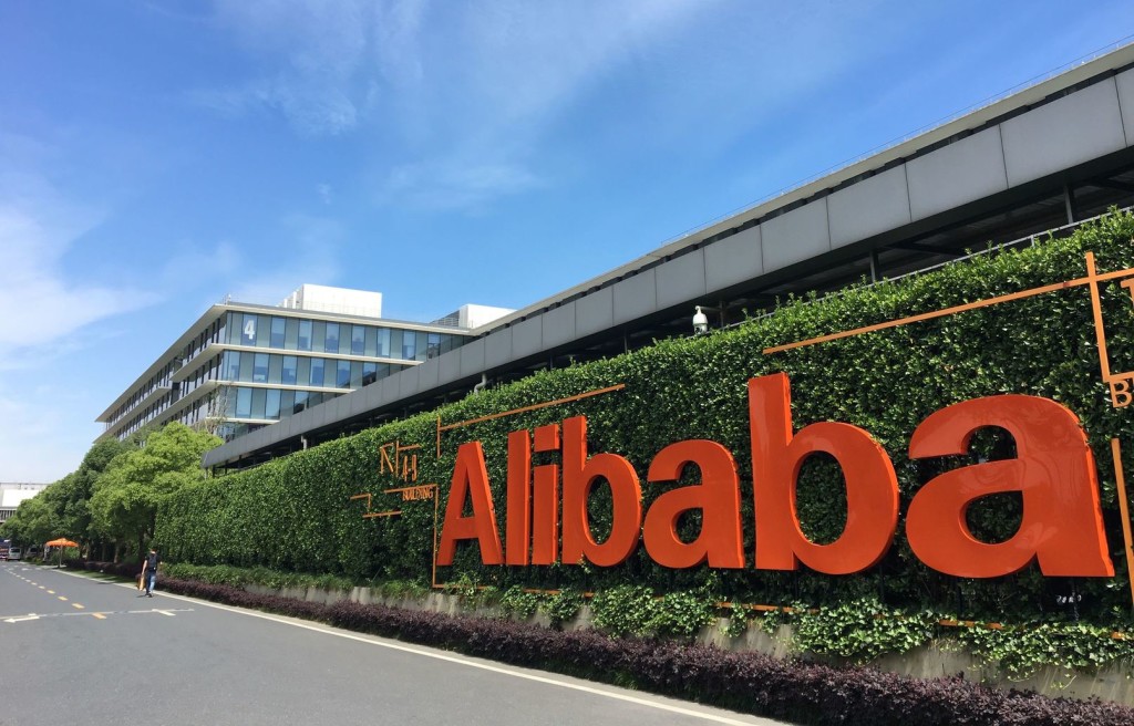 Вера в ecommerce: акции Alibaba дорожают даже на фоне огромного штрафа, наложенного на компанию