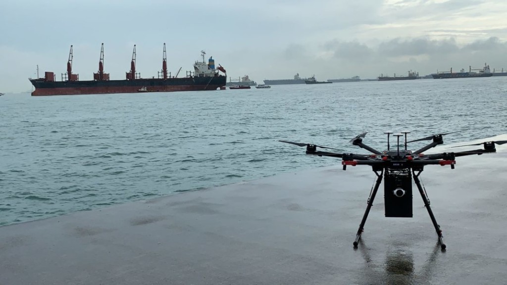 Грузовые беспилотники над морем: как доставляют небольшие грузы на корабли в Сингапуре (ВИДЕО)