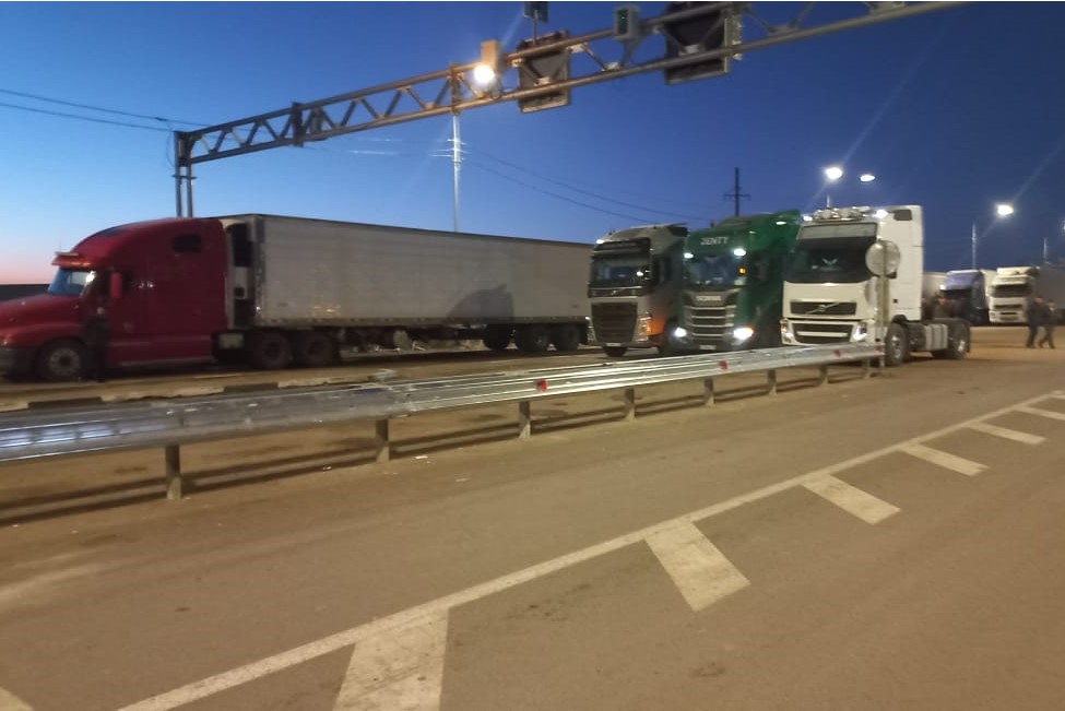 На въезде из России в КНР застряло огромное количество грузовиков (ВИДЕО). В чем причина и что с этим можно сделать?