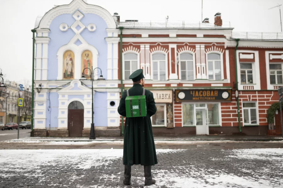 Курьеров Delivery Club в Рыбинске переодели в дореволюционную форму. Зачем?
