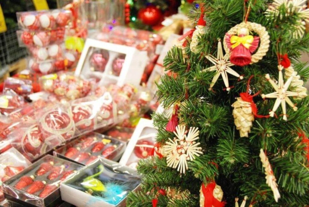 "Яндекс.Лавка" доставит всё-всё новогоднее: ёлки, сладости и подарки