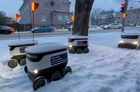 Эстонские роботы-курьеры массово застряли в снегу (ВИДЕО). Чьи это машины и чем все закончилось?