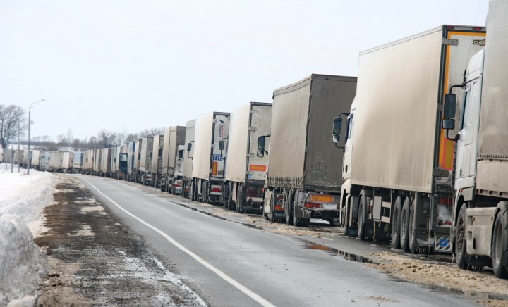 Дальнобойщики вышли на дорогу и сами регулируют движение на белорусско-польской границе