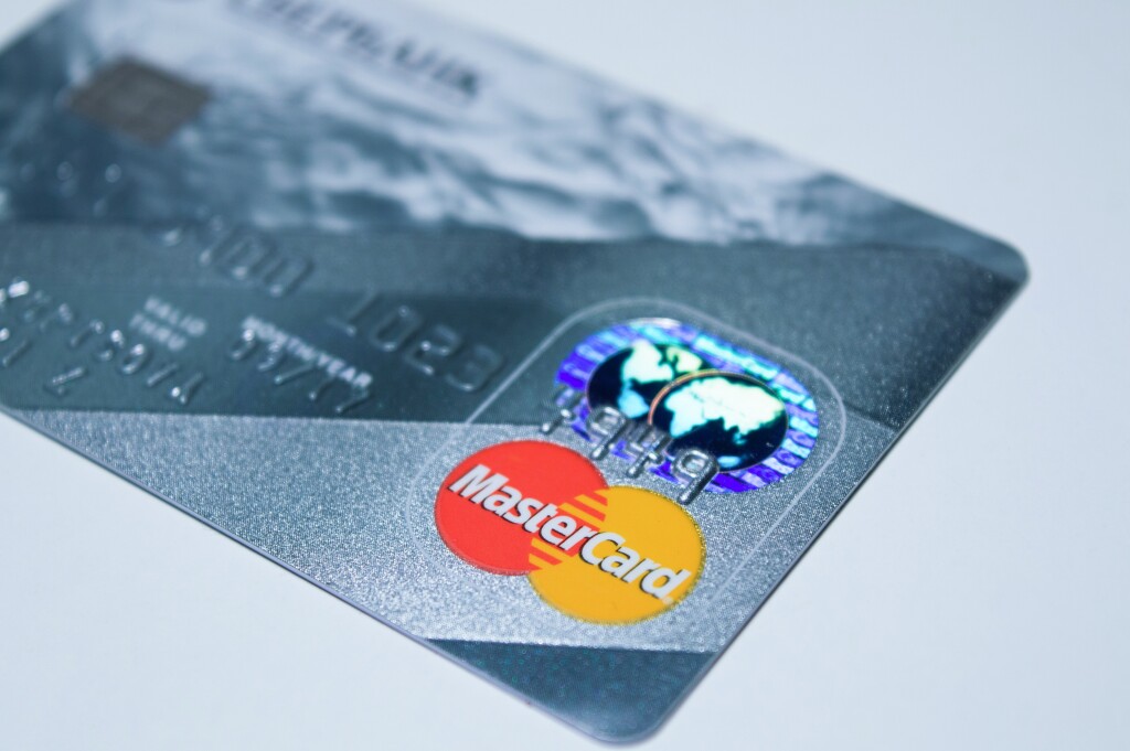 Что вынуждает Mastercard снижать тарифы для россиян и как сильно?