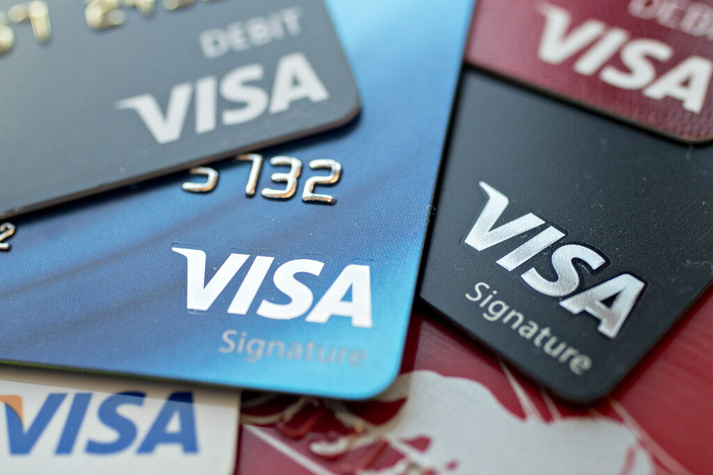 Visa повысила комиссию для супермаркетов, на очереди - курьерские компании