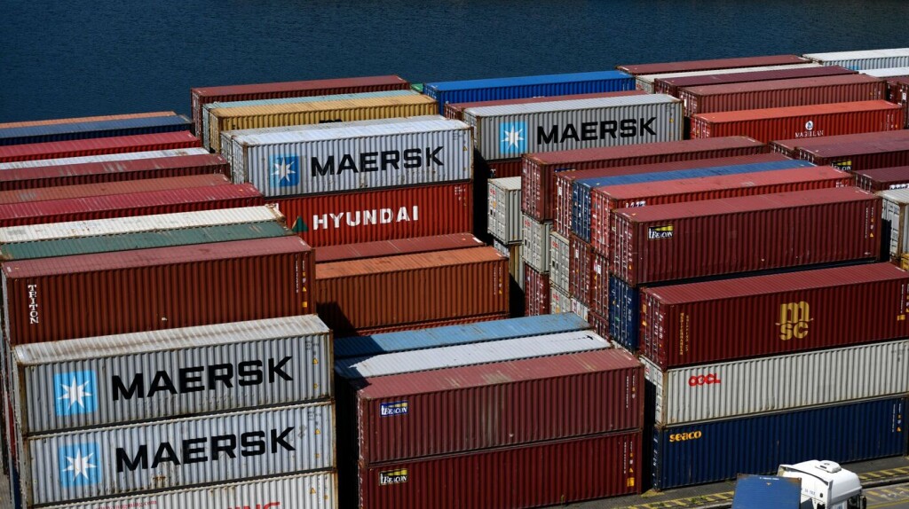 Лидеры рынка контейнерных перевозок Maersk, CMA CGM и MSC приостановили перевозки в Россию. Но не всех грузов