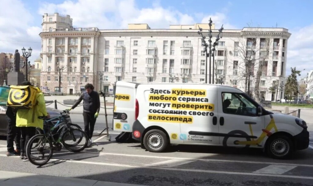 Зачем "Яндекс" решил бесплатно ремонтировать велосипеды своих и чужих курьеров в Москве?