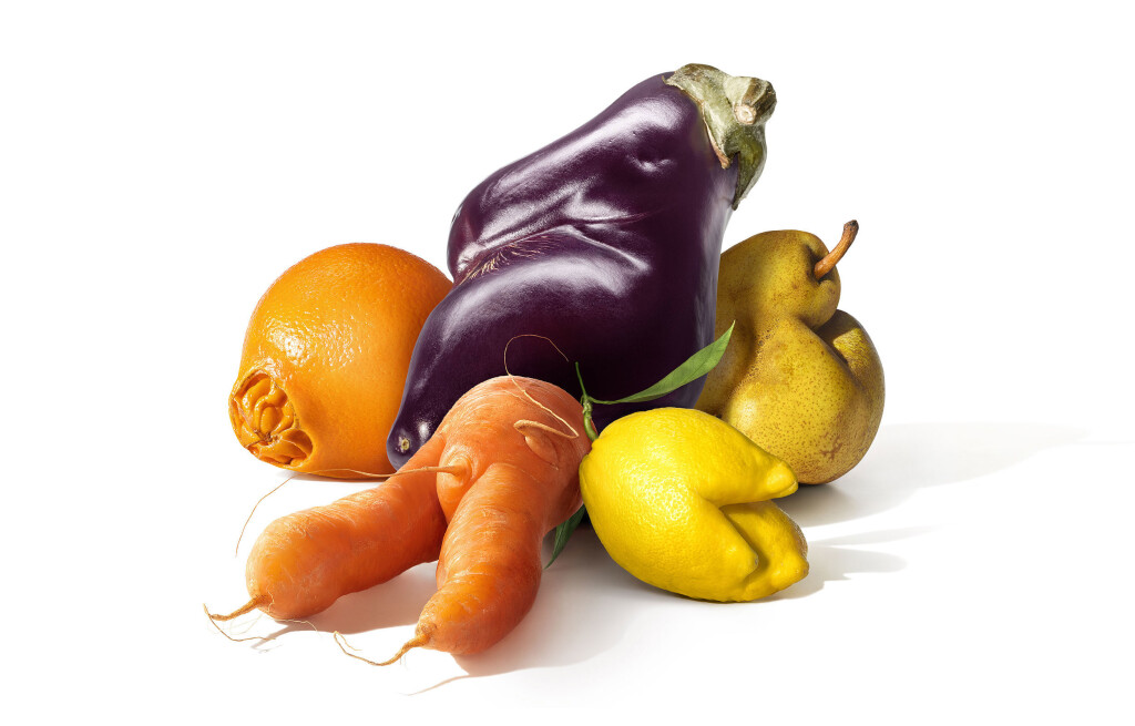 "СберМаркет" начал по дешевке продавать "некрасивые" овощи и фрукты