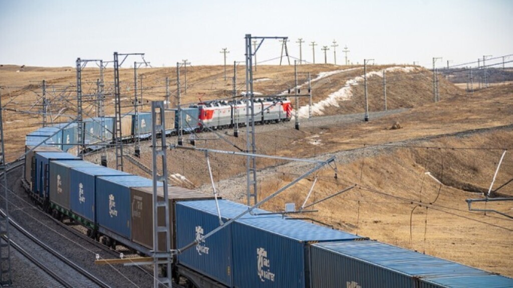"Почта России" и РЖД отправили первый контейнерный поезд из Подмосковья во Владивосток