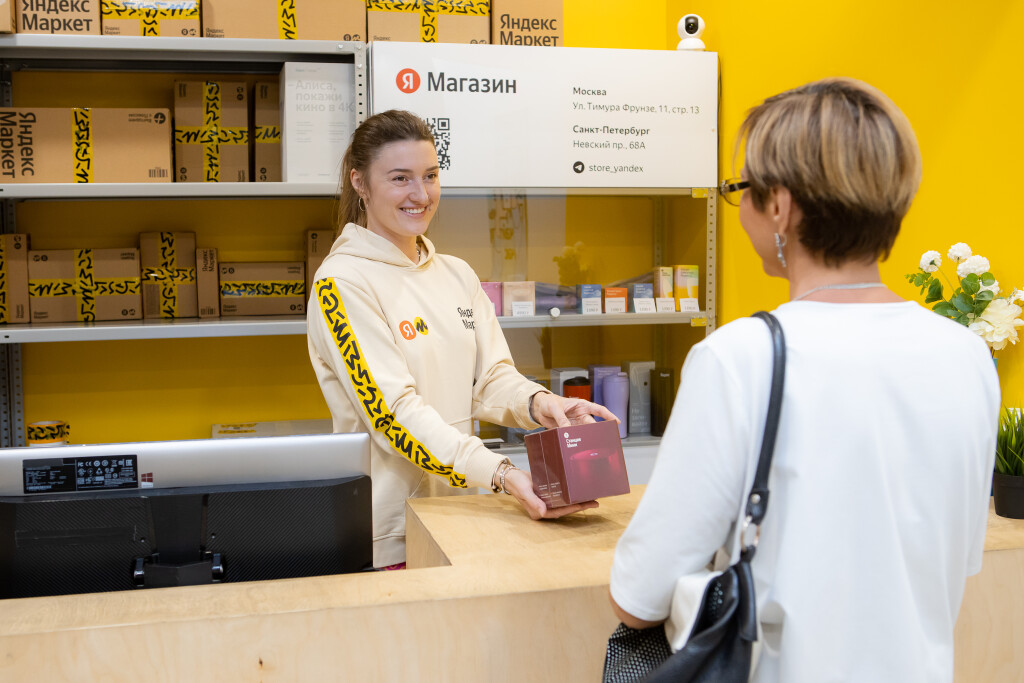 Теперь в ПВЗ Яндекс Маркета продают электронику и выдают курьерам термосумки