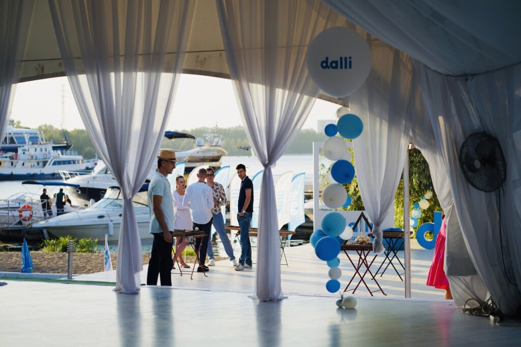 Как прошел день рождения Dalli? Фоторепортаж с праздника: яхты, шатры у воды и весь цвет российского ecom'а