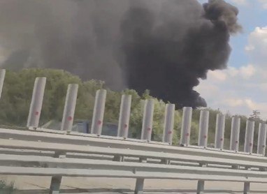 Все еще горит склад Ozon в Подмосковье на Новорижском шоссе (ФОТО, ВИДЕО, постоянно дополняем)