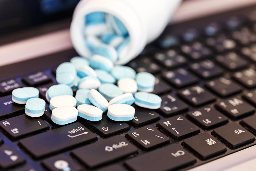 Эксперимент по онлайн-торговле рецептурными лекарствами может начаться без маркетплейсов. Что им не нравится?