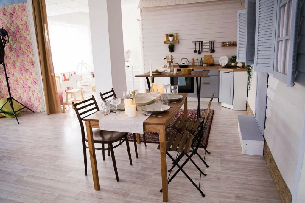Фотостудия для товаров в интерьере кухни Модульбанк 3 за столом с гостями