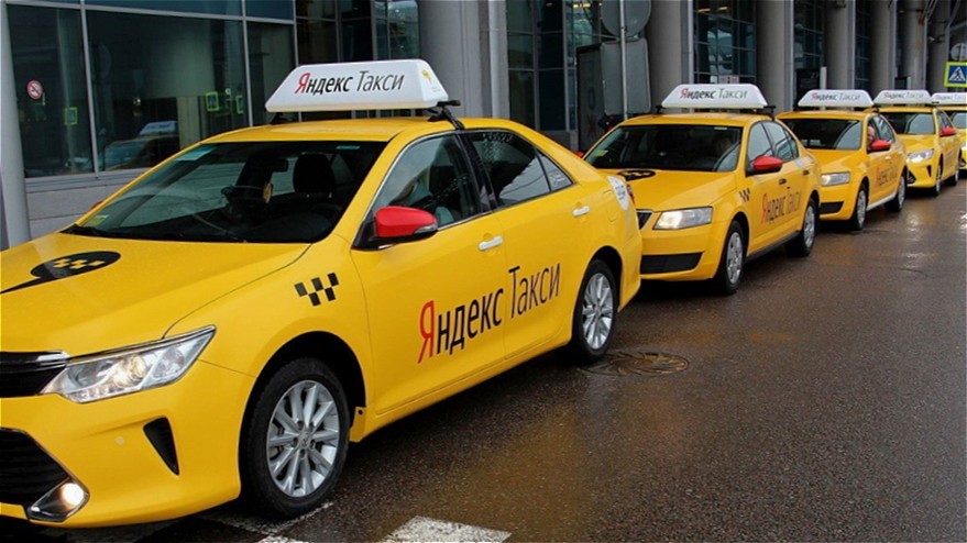 Водители такси премиум-класса Яндекс Go протестуют против слишком дорогой воды в машинах