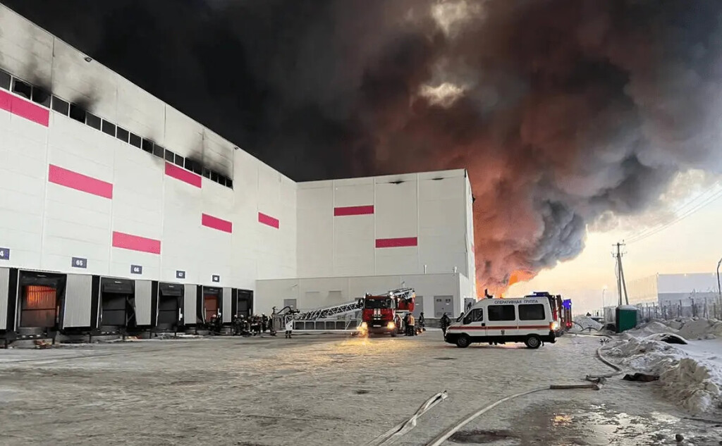 Какие-то люди пытались проникнуть на сгоревший склад Wildberries в Шушарах. Но у них ничего не вышло